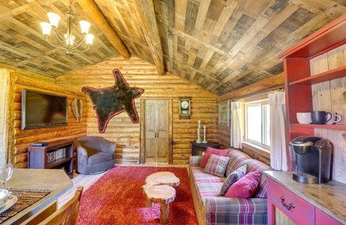 Rexford Cabin | Pet-Friendly Cabin w/Hot Tub near Lake Koocanusa