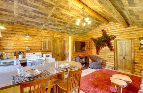 Rexford Cabin | Pet-Friendly Cabin w/Hot Tub near Lake Koocanusa