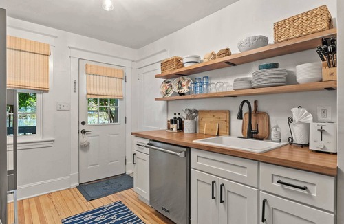 West Annapolis House | Pet-Friendly Cottage | Walk to USNA Stadium