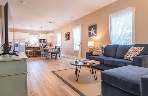 Hightsville House | Pet Friendly! Cozy Beach Cottage Minutes to Downtown and ILM-Fenced Backyard!