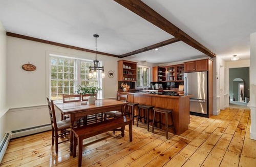 Cotuit House | Pet Friendly Cozy Cotuit Cottage 5 minutes away from the beach!