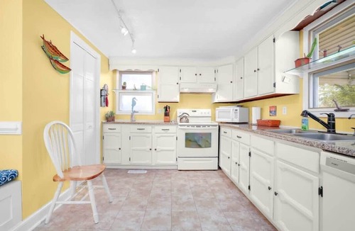 Chincoteague Cottage | Pet-friendly creekside cottage w/backyard