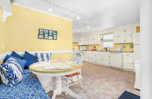 Chincoteague Cottage | Pet-friendly creekside cottage w/backyard