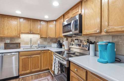 Edgewater House | Pet-Friendly Edgewater Cottage Big Fenced Yard