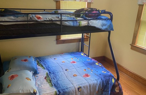 Milford House | Pet Friendly Fenced in Yard 2 Miles From DE TURF