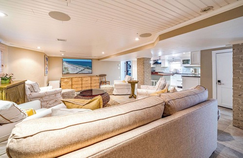 North End House | PET FRIENDLY- Grand 8BR/4BA Beach Block Retreat