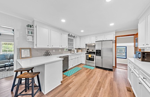 Hanahan House | Pet friendly home + Yard & Ping Pong! 5 mins to Park Circle, 15 mins to downtown