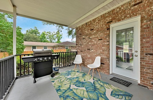 Hanahan House | Pet friendly home + Yard & Ping Pong! 5 mins to Park Circle, 15 mins to downtown