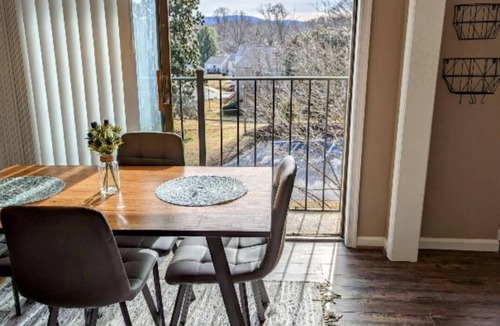 Rio Condo | Pet Friendly in Charlottesville! UVA Medical Trauma Center School Wineries Parks