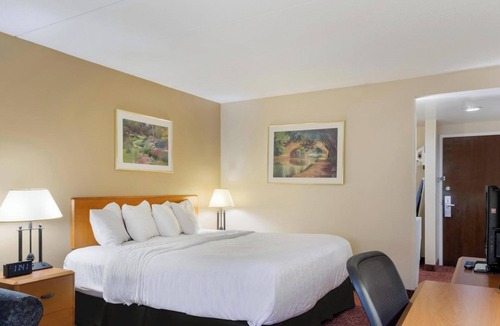 Smithfield Hotel | Pet Friendly King Bed Room w/Free Parking, Breakfast & Pool | Off Highway 116
