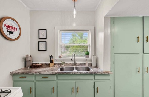 Kamm's Corners House | Pet-Friendly - N64 - Sleeps 5 - 10 Min to Airport