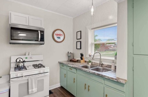Kamm's Corners House | Pet-Friendly - N64 - Sleeps 5 - 10 Min to Airport