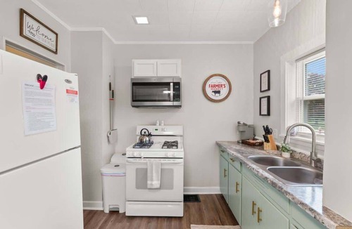 Kamm's Corners House | Pet-Friendly - N64 - Sleeps 5 - 10 Min to Airport