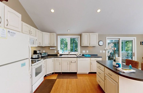 Bumpass House | Pet Friendly, pool table, ping pong, fire pit, free WIFI
