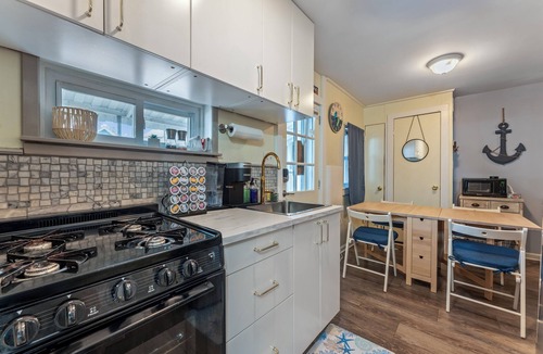 North Wildwood Condo | Pet Friendly/Private Porch/Tub + NFLX 1BR 1BA