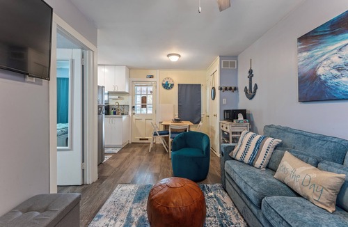 North Wildwood Condo | Pet Friendly/Private Porch/Tub + NFLX 1BR 1BA