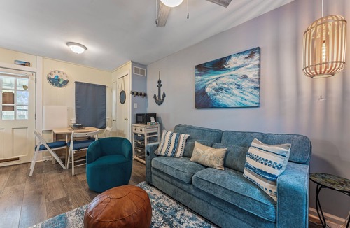 North Wildwood Condo | Pet Friendly/Private Porch/Tub + NFLX 1BR 1BA