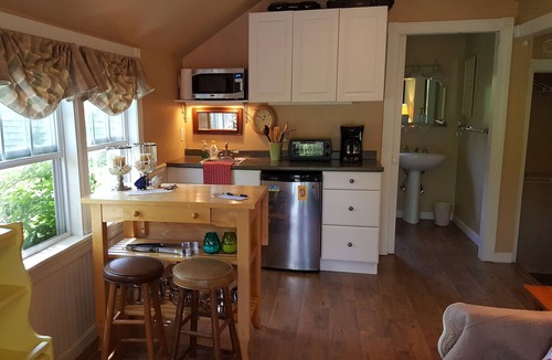 Yarmouth Port Cottage | Pet Friendly Quiet Charming Cottage off the Beaten Path close to all amenities