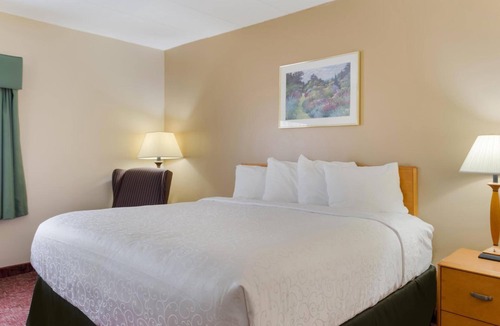 Smithfield Hotel | Pet-Friendly Room near Smithfield Crossings | Free Parking, Breakfast & Pool