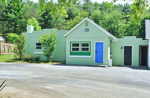 Sharon Cottage | Pet-Friendly Station at Firmstone Manor