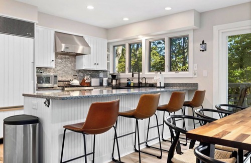 Wintergreen House | Pet-Friendly Snowflake Inn: Cozy Retreat with Sauna, Jacuzzi & Family Fun!