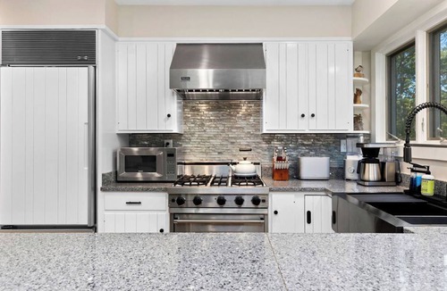 Wintergreen House | Pet-Friendly Snowflake Inn: Cozy Retreat with Sauna, Jacuzzi & Family Fun!
