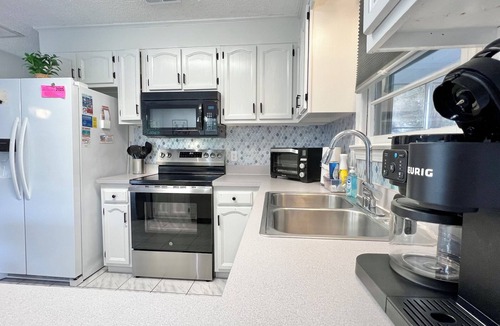 Southern Shores House | Pets, Pool & Spa - Tranquil Treetop Family Home
