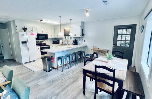 Southern Shores House | Pets, Pool & Spa - Tranquil Treetop Family Home