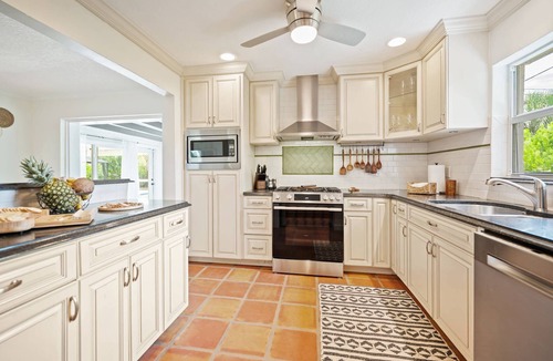 Central Corals House | Piña Colada | 4BR Family Pool Home Sleeps 12 Heated Pool Ping Pong Near Beach