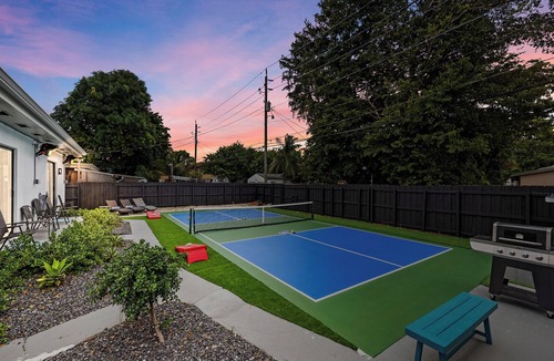 Parkside House | Pickle Ball Ct- 4BR + Tiki Hut+ Jacuzzi swim Spa
