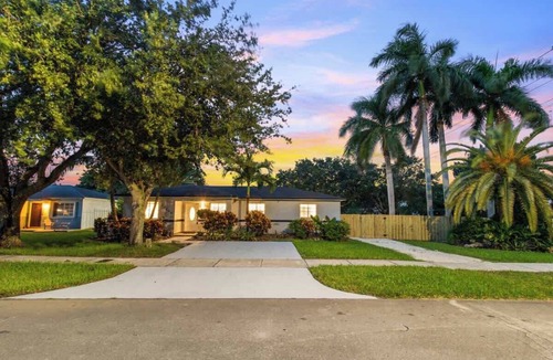Miami Gardens House | Pickleball Oasis Container Pool Near Hard Rock