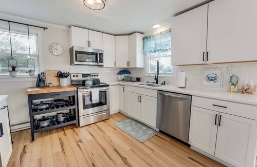 Colonial Beach House | Picture Perfect Waterfront in town Sleeps 6 Expansive Outdoor dining area