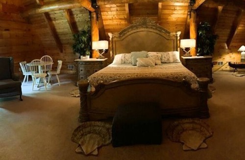 Mingo House | Picturesque Suite with Indoor Jacuzzi Tub in West Virginia