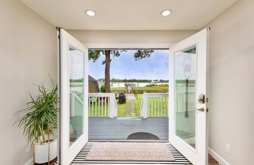 Chester House | Pier Pleasure Retreat- Waterfront & Private Pier