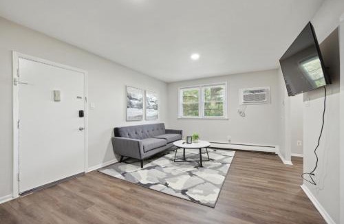 Newark Apartment | PineBrook 1406 I 2br Garden Style Apartment !