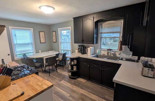 Mansfield House | Pinehaven - Comfy Modern Stay Near Mid-Ohio & Downtown Mansfield