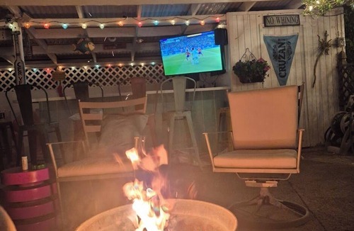 Bridgewater House | Pines World Cup Eclectic Retreat 30 Mins Away with fun Pool Bar