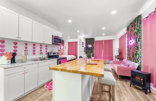 Edray Apartment | Pink Theme Room in Marlinton!