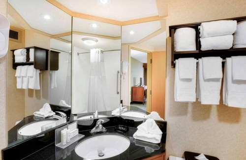 Moon Township Hotel | Pittsburgh Airport Inn and Suites