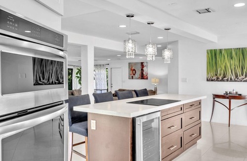 Plantation House | Plantation Vacation Home 5 Bedrooms 3 baths Pool Home