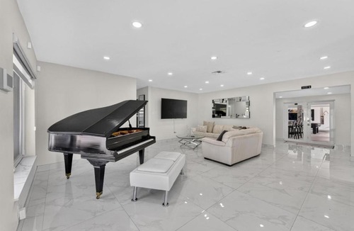 Miami Gardens Villa | Playhouse! 3mins Hard Rock, Heated Pool, Tub & Games