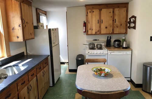 East Orleans House | Pleasant Orleans cottage with quick access to ocean side & bay side beaches.