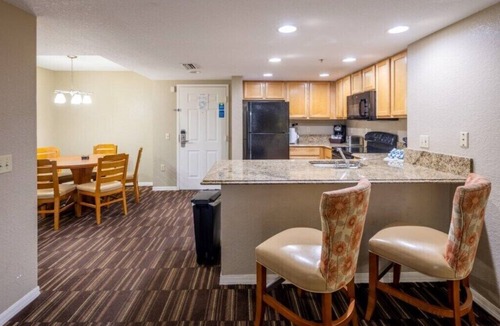 Survey Creek Condo | Pompano Beach | Family Golf Vacation | Pool + Golf | 2BR
