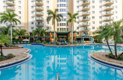 Survey Creek Condo | Pompano Beach | Family Golf Vacation | Pool + Golf | 2BR