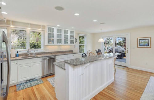 Brewster House | Pond Perch: 239-B Brewster Pond Front Perfection, Walk to Private Beach