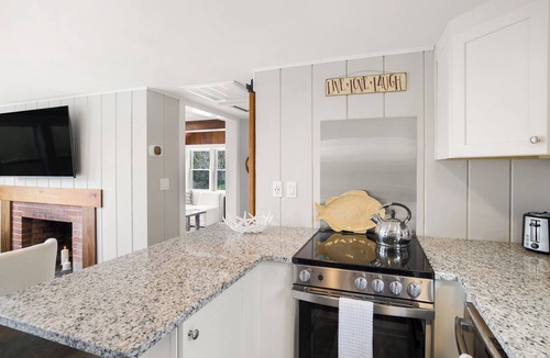 Chatham Cottage | Pond Views, Fire Pit, BBQ & AC