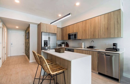 Northeast Miami Condo | Pool + Bay Views! Lush 1 Bdrm Condo