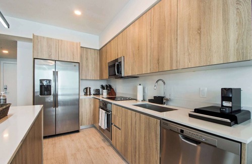 Northeast Miami Condo | Pool + Bay Views! Lush 1 Bdrm Condo