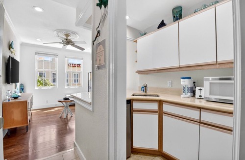 Palm Beach Condo | Pool Beach Getaway Palm Beach 1 Bedroom w/Kitchen