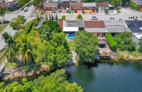 Kendale Lakes Apartment | Pool & Canal-View Townhouse | Miami Oasis + BBQ